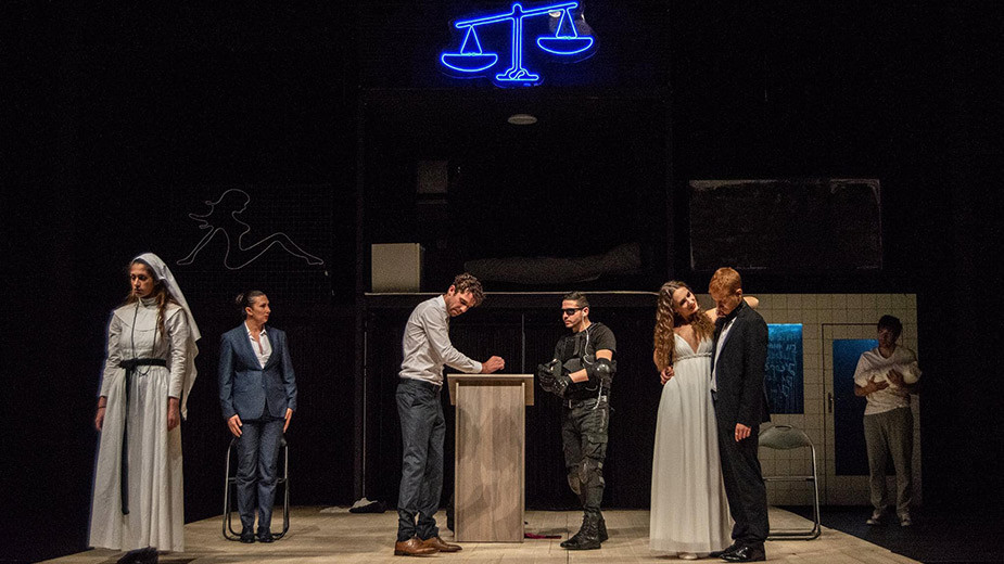  Сцена от спектакъла „ Мяра за мяра “ 