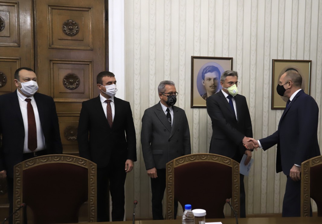 Kreu i shtetit Rumen Radev u takua për konsultime me përfaqësues të grupit parlamentar të DPS-s. Në fotografi: Mustafa Karadajë, Jordan Conev, Ajmed Ahmedov
