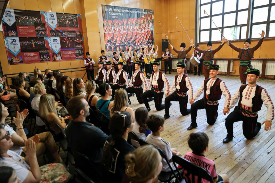 Ансамбълът от Пенсилвания е на едноседмично турне в родината