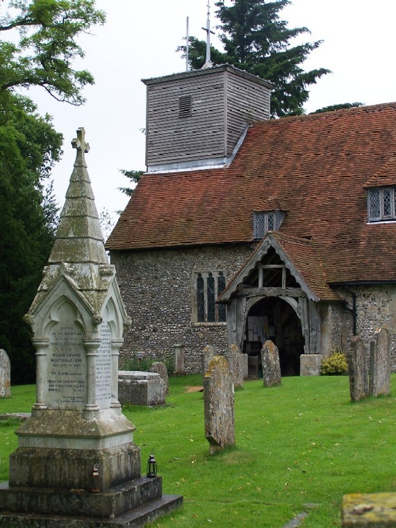 Гробът на Флорънс Найтингейл в двора на църквата „Св. Маргарет“ в Хемпшир