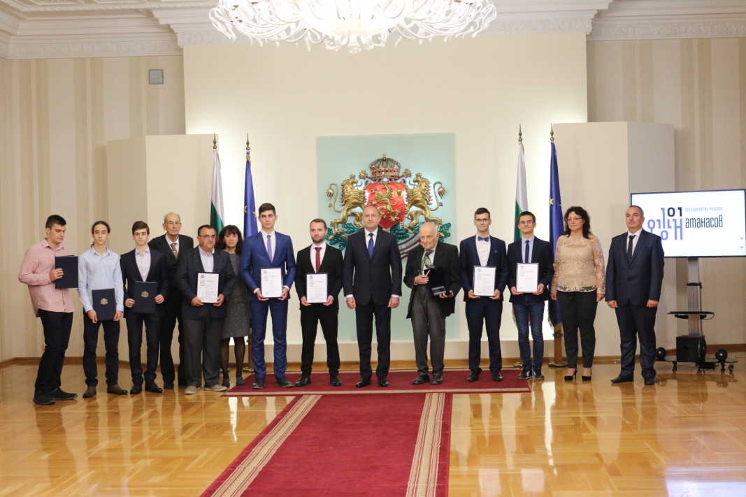 Румен Радев връчи отличията на лауреатите на президентската инициатива Награда „Джон Атанасов“ за 2020 година