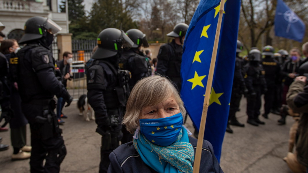  Протест пред посолството на Русия в Прага. 18 април, 2021 година Снимка: ЕПА/БГНЕС 