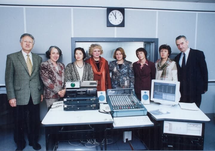 El equipo de las emisiones en español en el estudio de BNR. De izquierda a derecha: Ventsislav Nikolov, Rayna Petkova, Katya Dimanova, Evelina Savova, Ani Georgieva, María Pachkova, Lyudmila Petrakieva y Mihail Mihaylov.