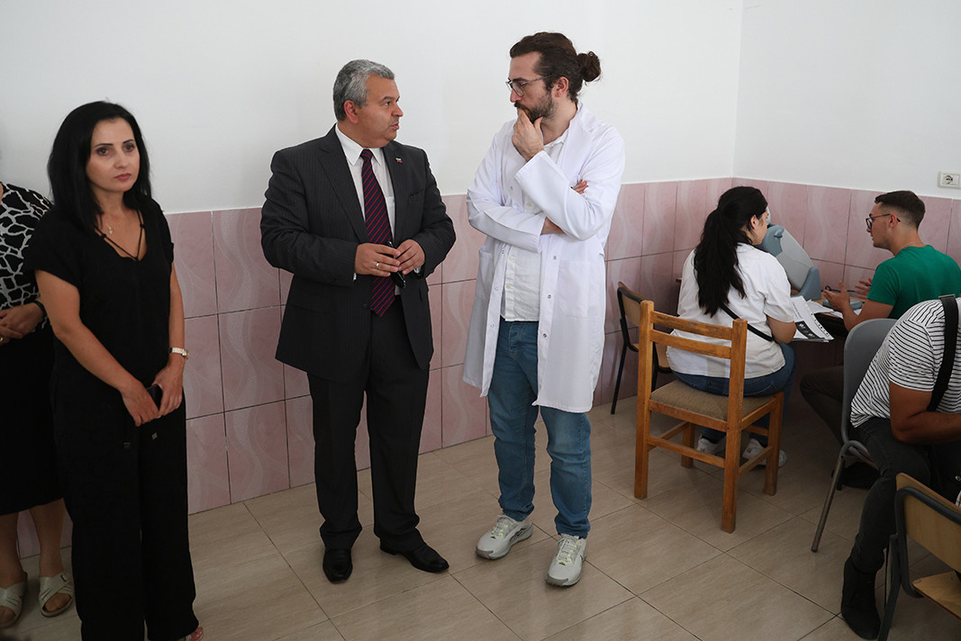 Në foto (nga e majta në të djathtë): drejtoresha e Kolegjit Mjekësor, Prof. Asoc. Pavlina Teneva, dhe Ambasadori i Bullgarisë në Shqipëri, Ivajllo Kirov