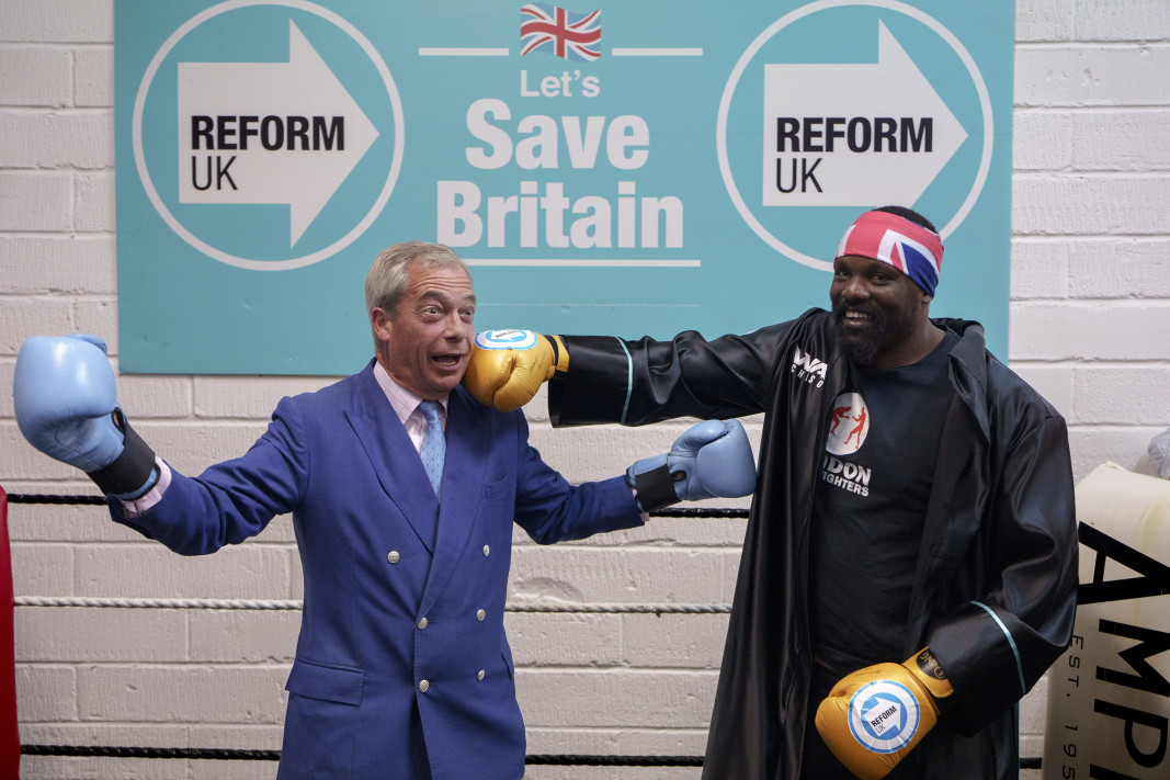 Лидерът на Реформирай Обединеното кралство Найджъл Фарадж с боксьора Дерек Чисора/БТА