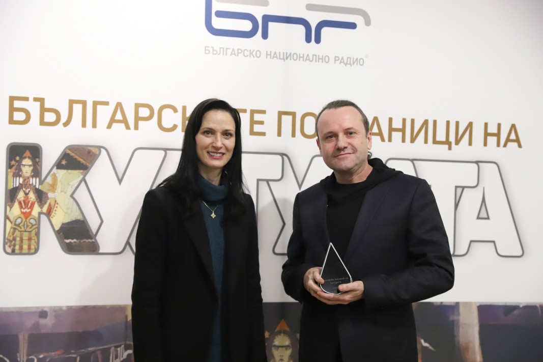 Вицепремиерът Мария Габриел връчва наградата на режисьора Явор Гърдев