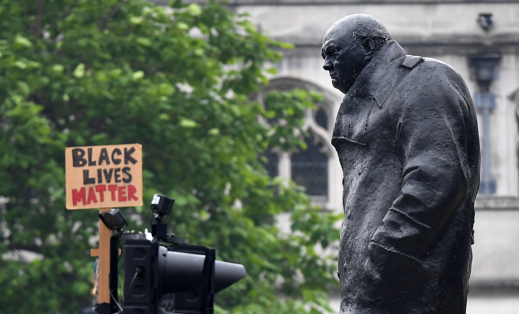 Паметникът на Уинстън Чърчил край парламента в Лондон.