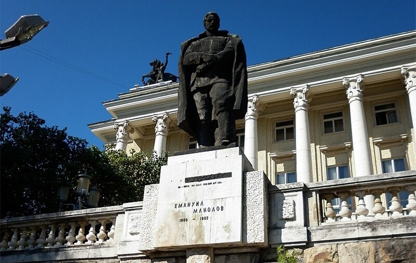 Паметникът на Емануил Манолов в Габрово