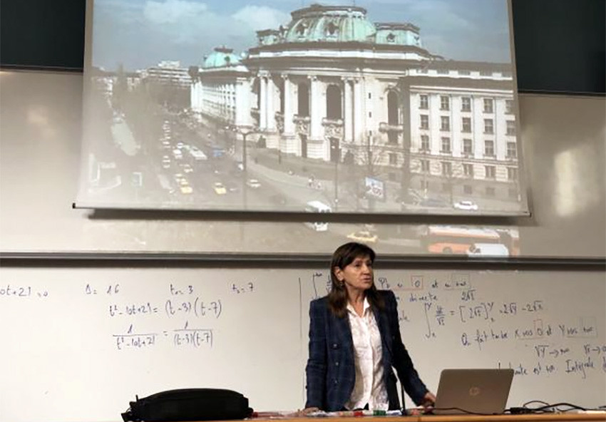 Sonia Guéorguiéva présente l'Université de Sofia lors d'une visite à Poitiers
