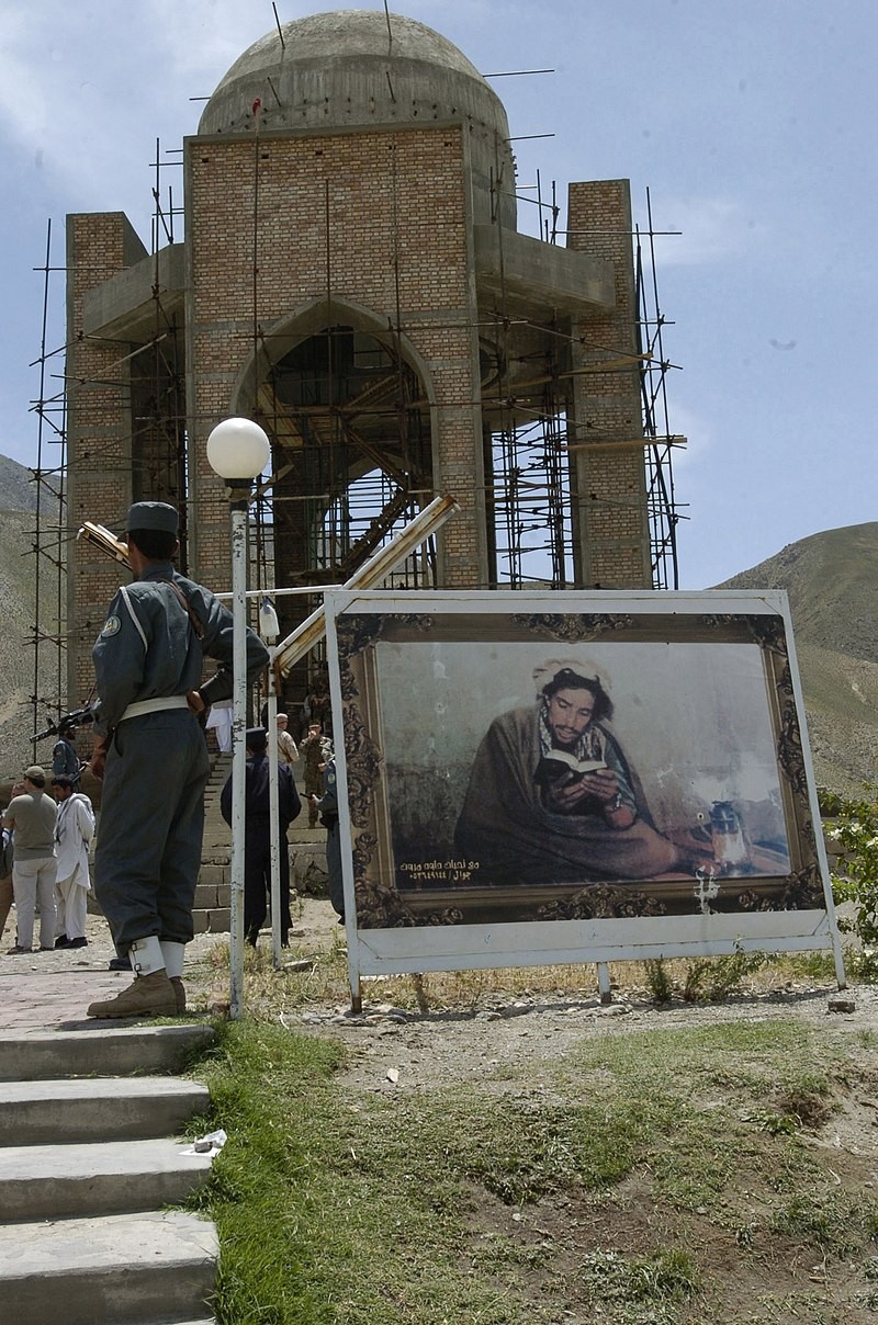 Портрет на Шах Масуд, поставена пред неговата гробница в Панджир, Афганистан