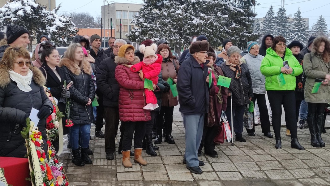 Бронзов паметник на Васил Левски в град Долна Оряховица