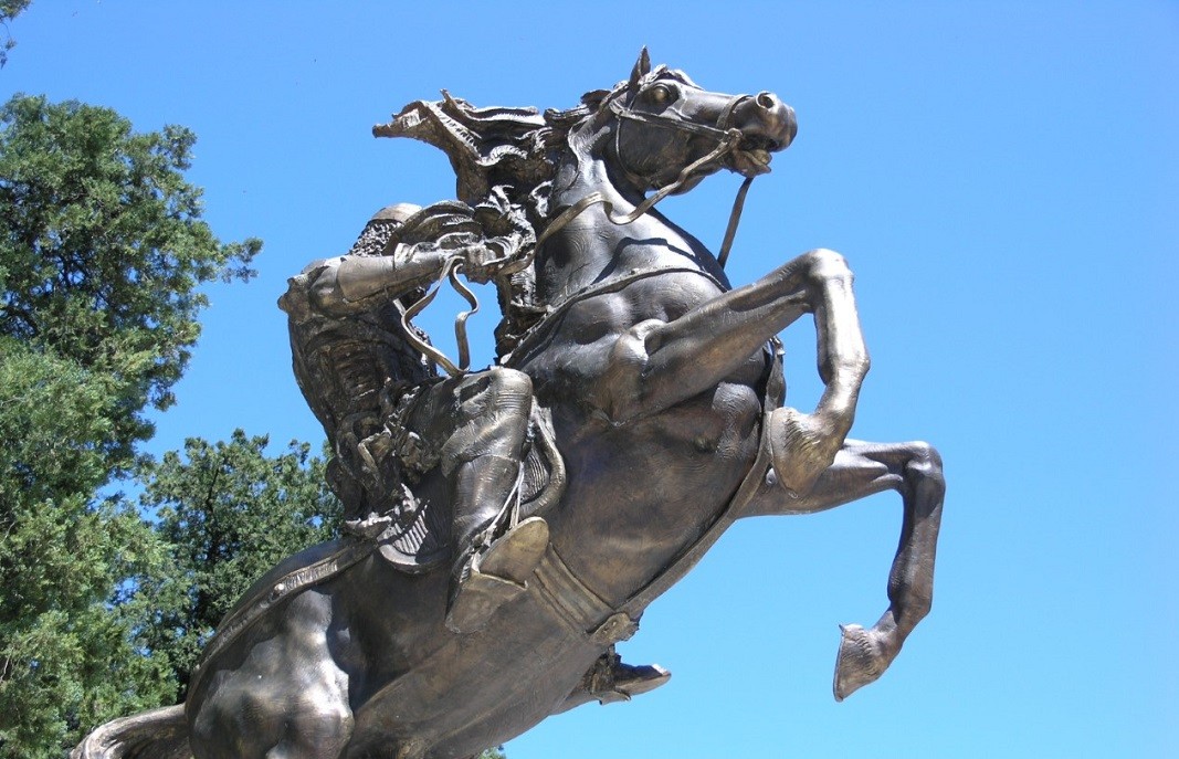 Loveç şehrinde Ortaçağ Bulgar savaşcısının heykeli.