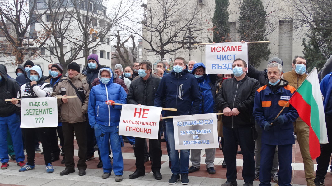 След шествие протестиращите пристигнаха пред общината, където разговаряха с кмета Румен Томов