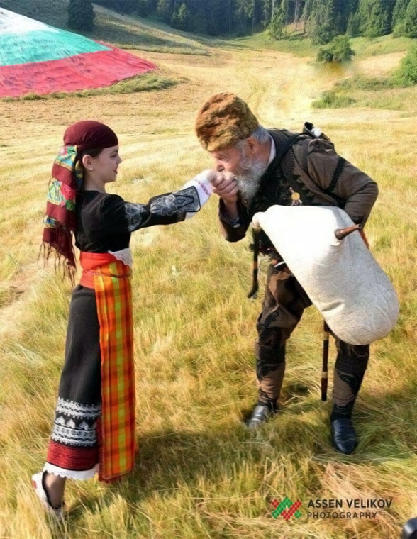 Един от създателите на „100 каба гайди“ Стою Чонгаров целува ръка на Мария Бечева Снимка: Асен Великов