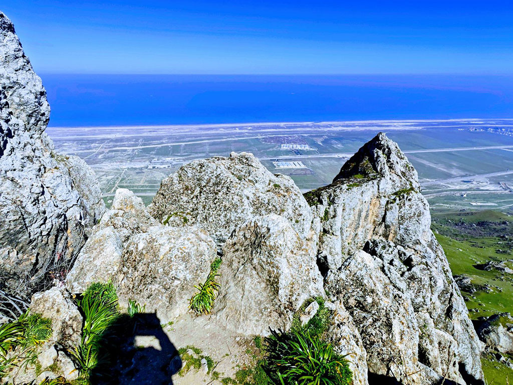 Скалата и Каспийско море в далечината
