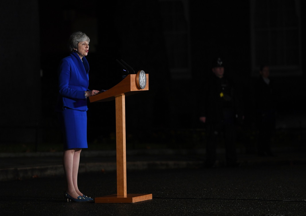 Британският премиер Тереза Мей по време на изявлението си от Британският премиер Тереза Мей по време на изявлението си от „Даунинг стрийт“ 10 след вота на недоверие.