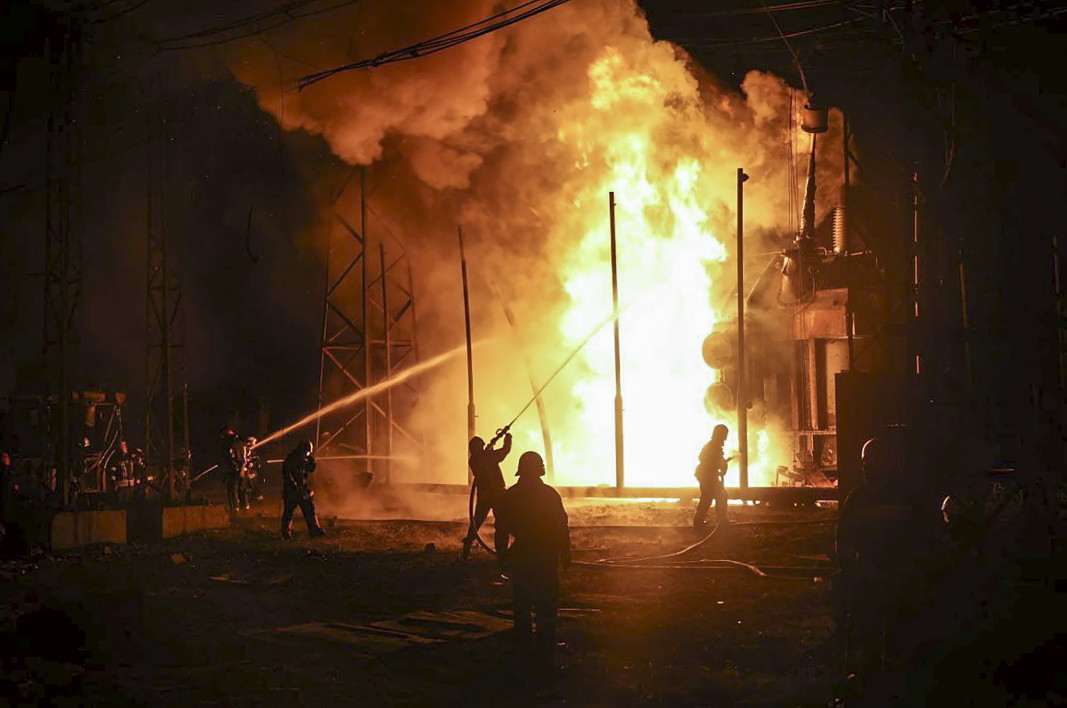 Огнеборци гасят пожар след ракетен удар в Харков, 11 септември 2022 г./ЕПА/БГНЕС