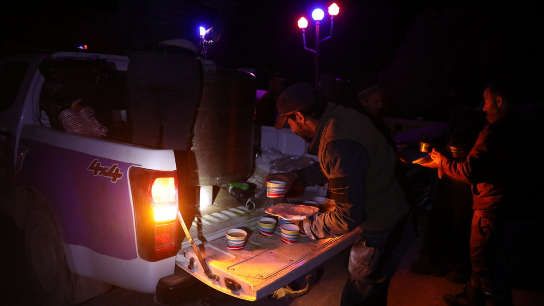 Доброволци приготвят храна в сирийската провинция Идлиб  Снимка: ЕПА/БГНЕС