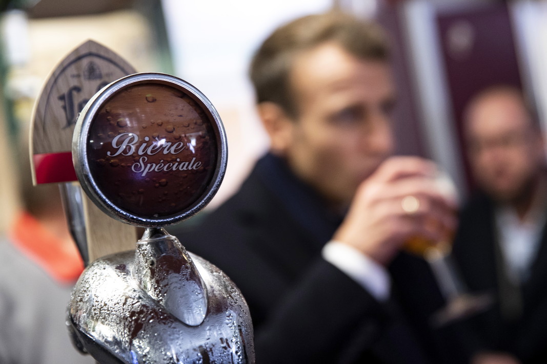 Спомен от преди повече от година -  френският президент с бира в ръка на публично събитие
