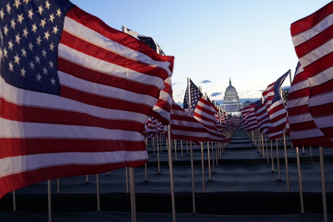 Поляна от знаменца замества хилядите хора, които в години без пандемия присъстват на полагането на президентската клетва във Вашингтон. Снимка: БТА