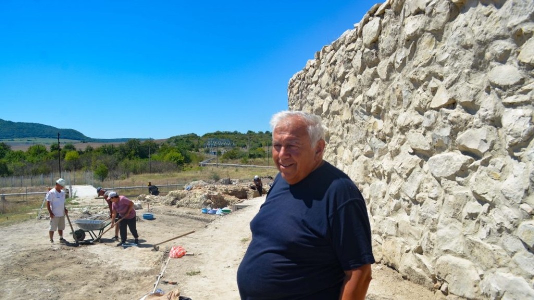 Според проф. Васил Николов силно земетресение преди 7000 години разрушава най-старата крепостна стена на халколитната цивилизация от Провадия