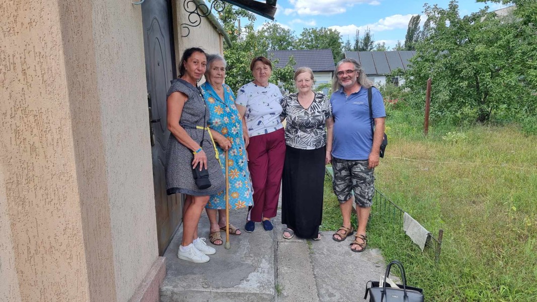 Николета Атанасова и Владо Йончев в Гостомель, Украйна с три възрастни жени