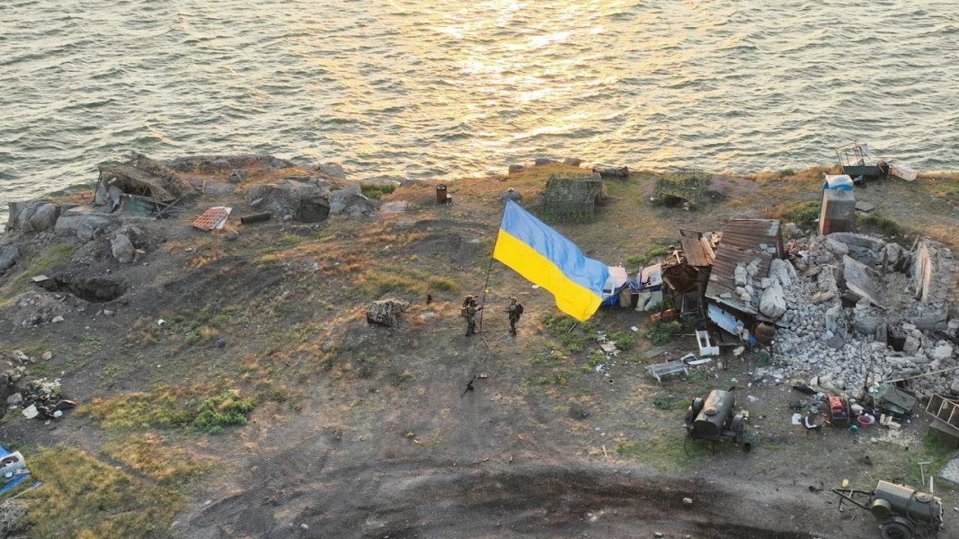 Украйна отново владее Змийския остров след руското изтегляне от него