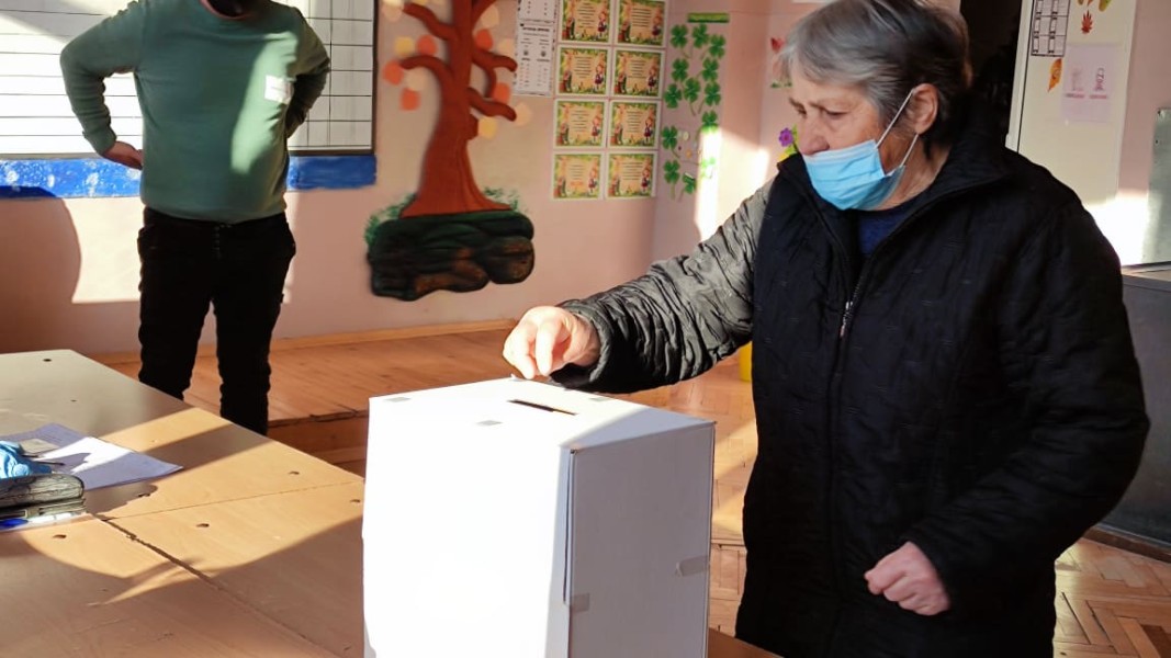 Изборната секция в с. Кипра.