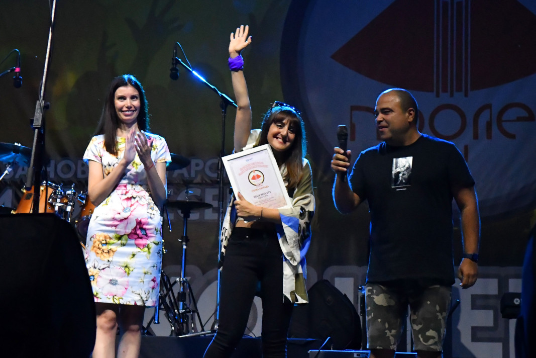 Еlectric Pie спечелиха Първа награда, която им бе връчена от Галя Тренчева – член на УС на БНР