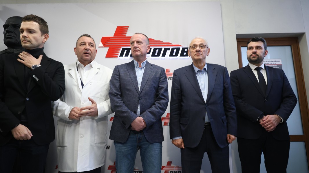 De gauche à droite: Timco Mucunski, le directeur de Pirogov le docteur Valentin Dimitrov, Arben Taravari, Silvi Kirilov, Georg Gueorguiev