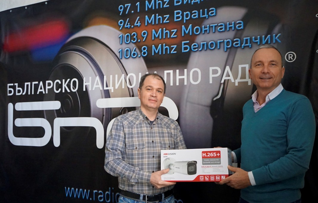 Едуард Тодоров /вдясно/ предаде новата уеб камера на директора на Радио Видин Огнян Първулов.