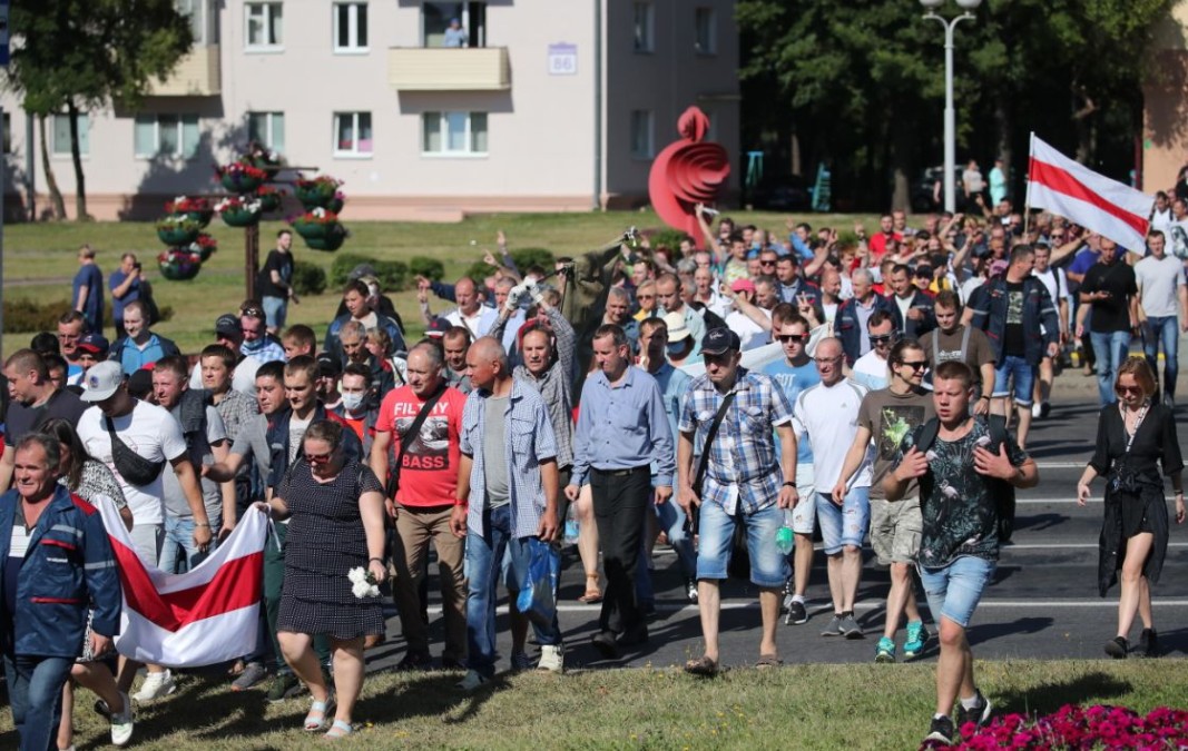 Протестиращи работници от Минския тракторен завод при визита на Лукашенко