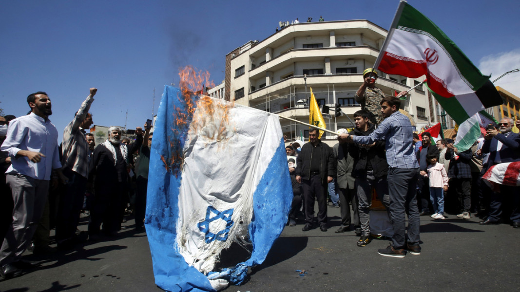 В Иран горят националния флаг на Израел   Снимка: АП/БТА