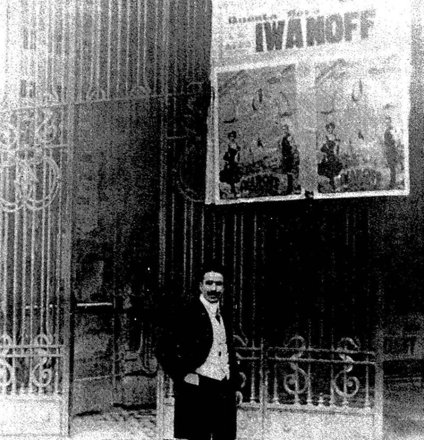 Lasar Dobritsch in Rom im Jahr 1908. Oben ein Doppelposter, das für seine Tournee mit der Performance „Das Trapez des Todes“ wirbt.