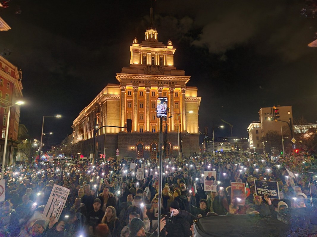 Протест, организиран от „Продължаваме промяната“, под наслов „Свобода за политическите затворници“, се провежда пред сградата на Народното събрание/БТА