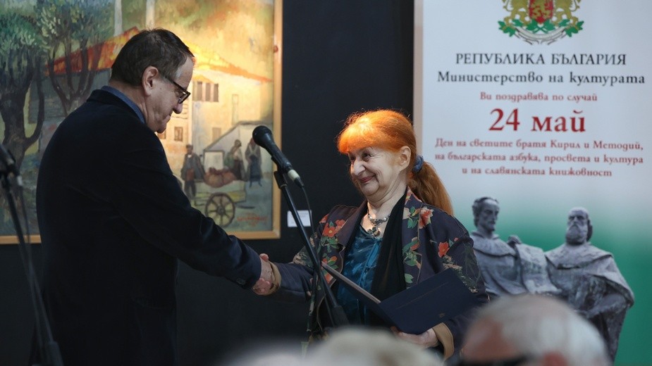 Надя Попова получава Специална литературна награда от Боян Ангелов, председател на Съюза на българските писатели