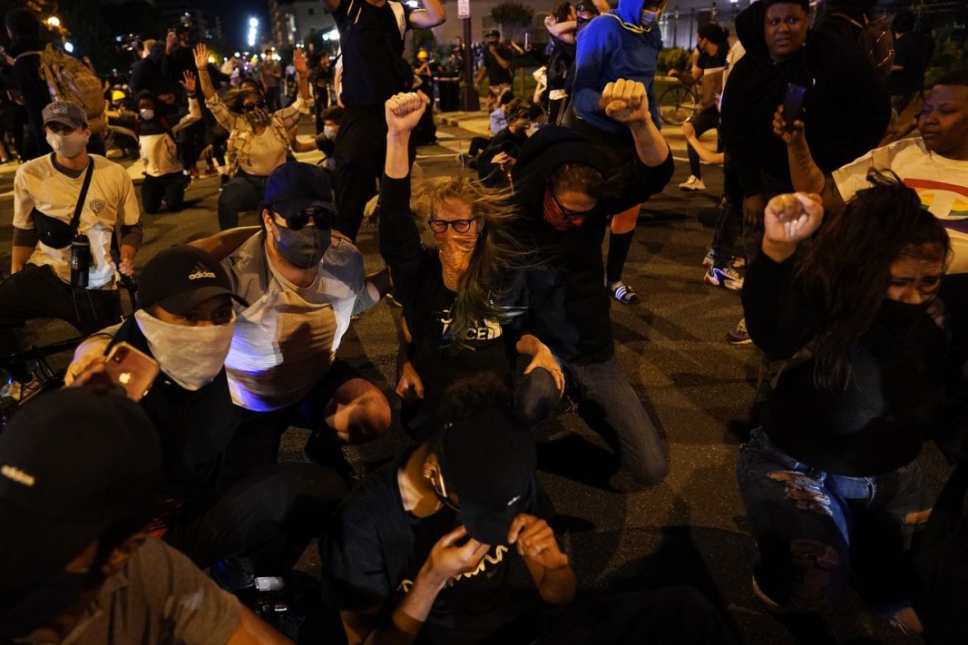 Демонстранти във Вашингтон реагират, след като над тях мина хеликоптер.