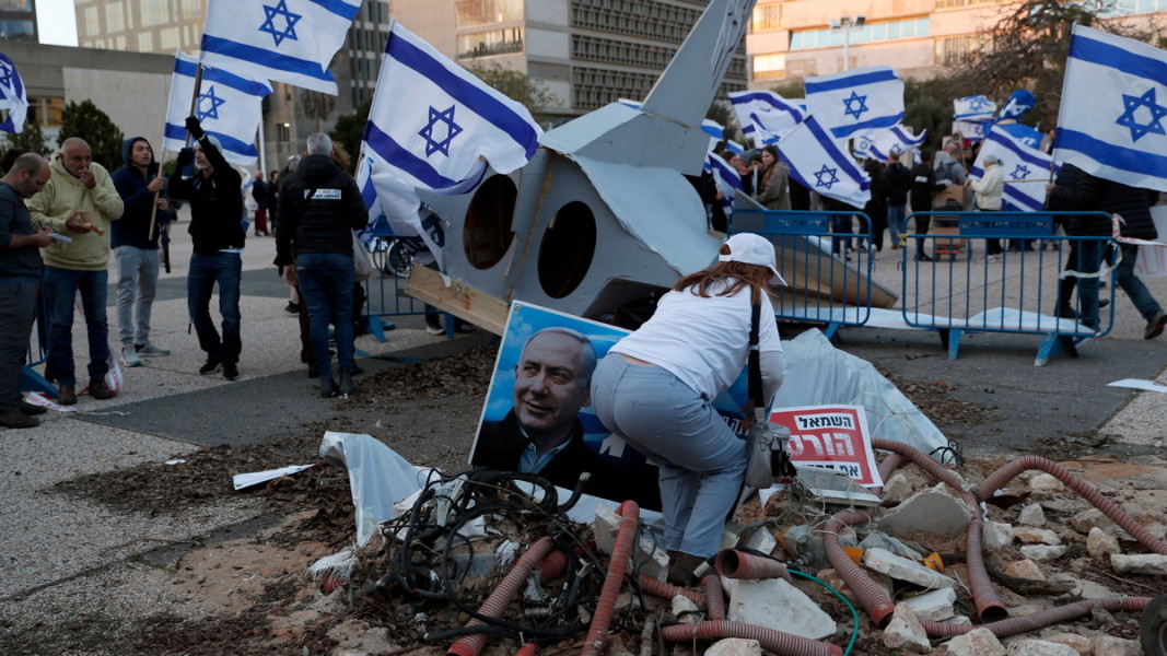 По време на демонстрациите протестиращите направиха инсталация с катастрофирал израелски боен самолет. Снимка: ЕПА/БГНЕС