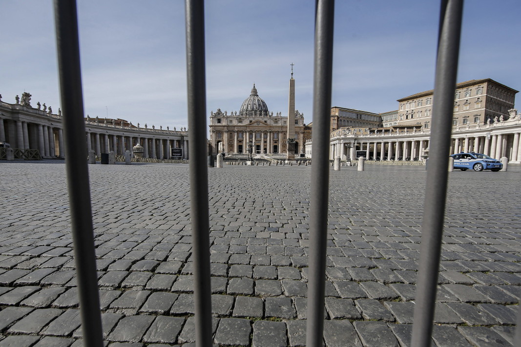 Изглед към затворения площад „Свети Петър“ във Ватикана, 10 март 2020 г.