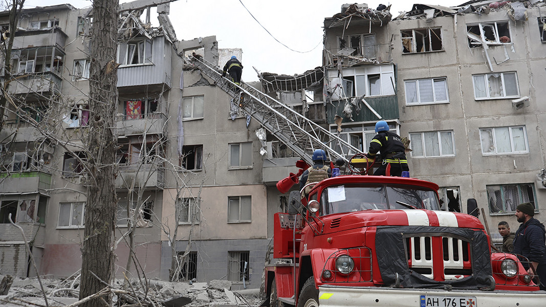 Спасители търсят оцелели в жилищна сграда в Славянск след руски ракетен удар, 15 април 2023 г.