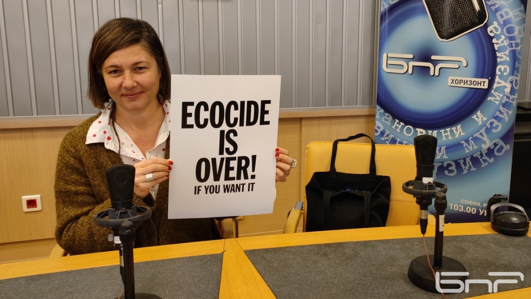  Боряна Венциславова държи афиш, сходен на този на Джон Ленън и Йоко Оно от 1969 година, в който се споделя „ С войната е свършено, в случай че пожелаете “, като войната е сменена с екоцид 