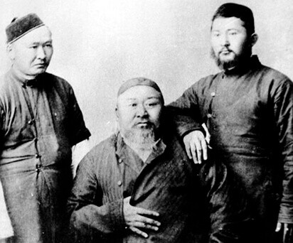 Абай Кунанбаев със синовете си