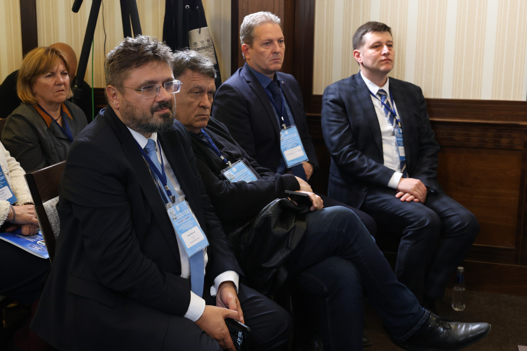 Кирил Вълчев, на преден план, вляво