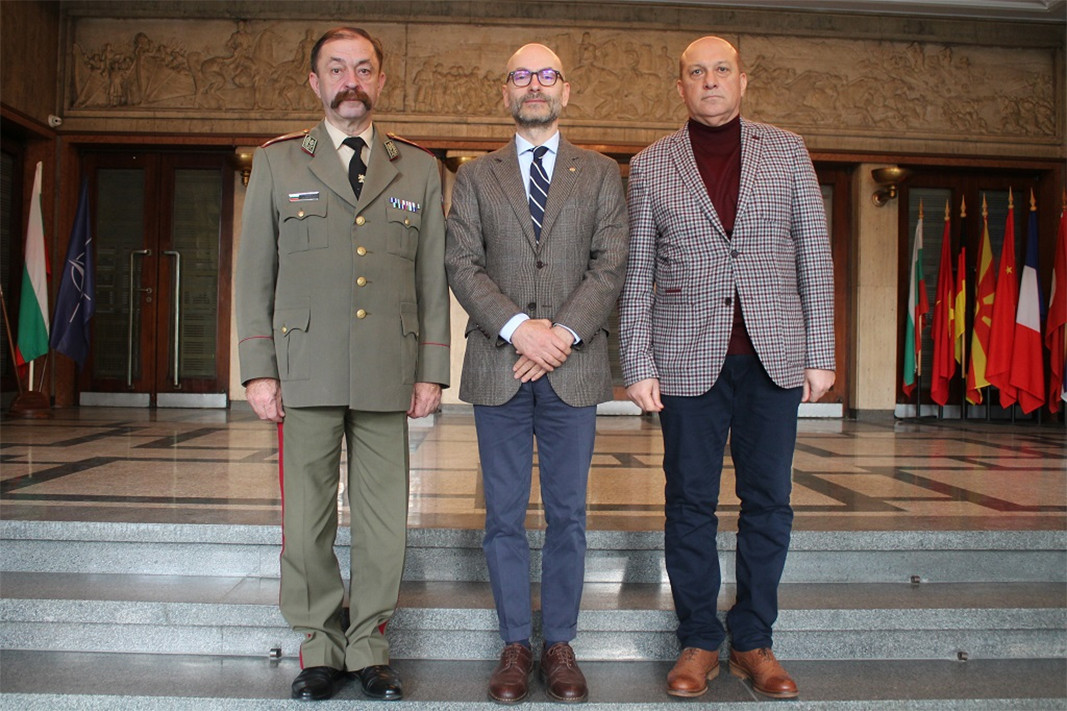 Петр Топарев (в центре) в ходе визита в Военную академию им. Г. С. Раковского