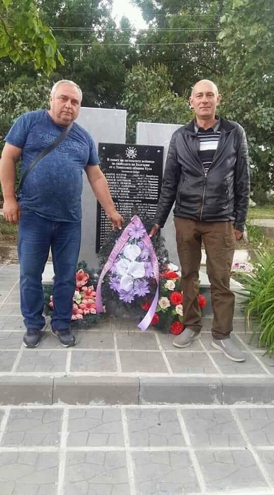 Еней Бранков пред паметника на загиналите герои в Балканската и Първата световна война от село Тополовец