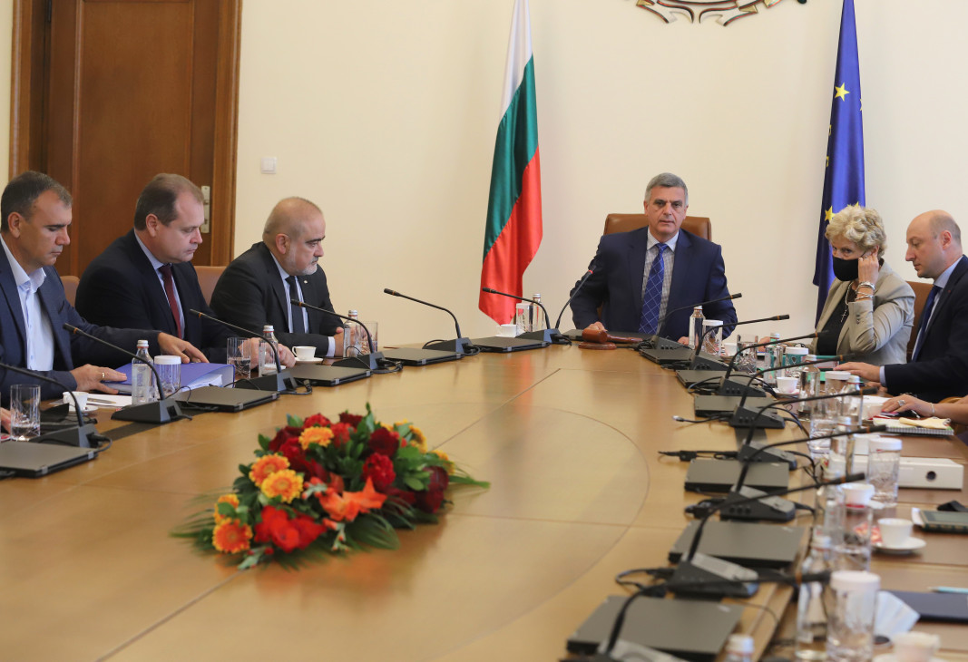 Премиерът Стефан Янев и министри на среща с ръководството на браншовата камара „Пътища“.