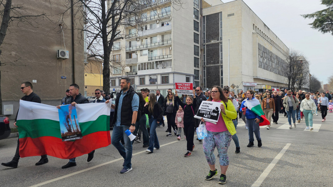 Димитровградчани на протестно шествие настояват за спиране на системното замърсяване на въздуха в града, 23 март 2025 г. Снимка: БТА