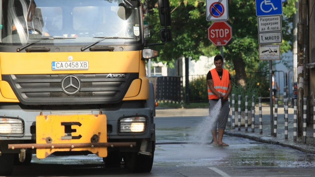 Дезинфекцират улиците в София Снимка: БГНЕС