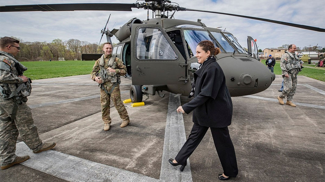 Olta Xhaçka während ihres Besuchs in Washington, wo sie den Vertrag über amerikanische Militärhilfe signiert hat. / Foto: marinecorpstimes.com