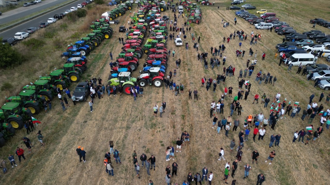 Стотици земеделски машини са струпани при Долни Богров в очакване на ефективните протести действия, 19 септември 2023 г.  Снимка: БТА